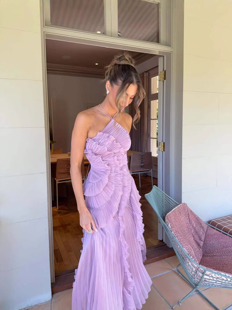Belleza Ondulada – Vestido Halter con Volantes