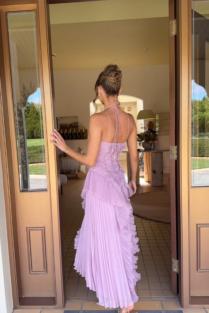 Belleza Ondulada – Vestido Halter con Volantes