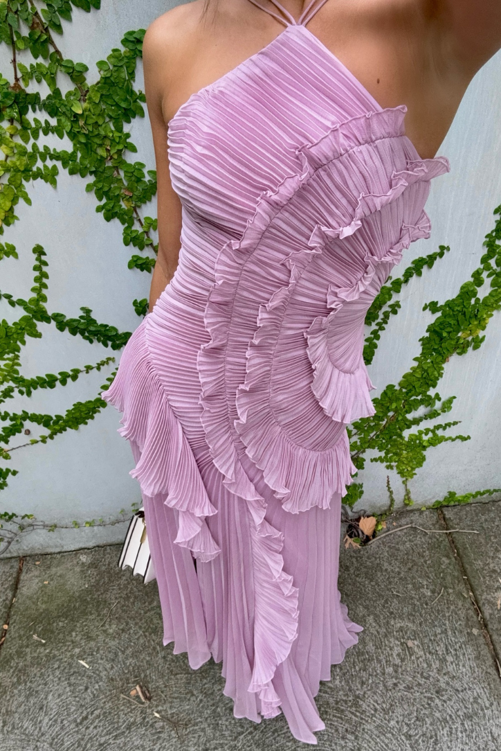 Belleza Ondulada – Vestido Halter con Volantes